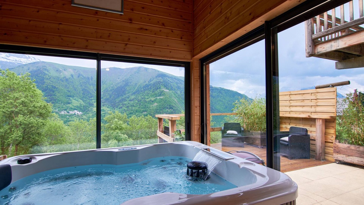 Allemond Ski Chalet | Chalet "La Traverse" with Mountain View, Whirlpool & Wi-Fi