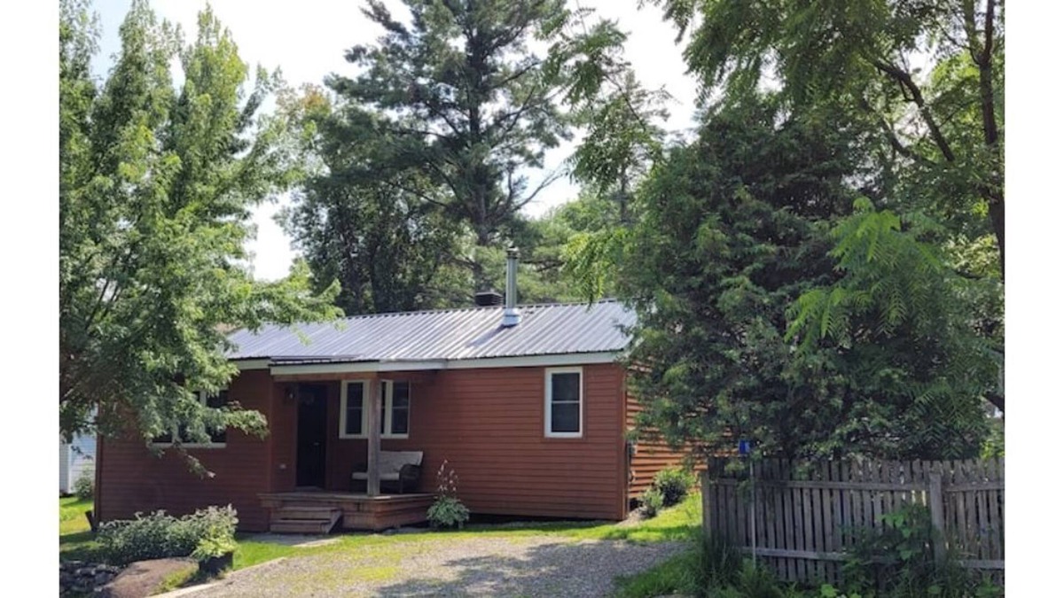 Lac-Brome Ski Chalet | Chalet Lac Brome, close to the lake with fireplace in the living room and swimming pool