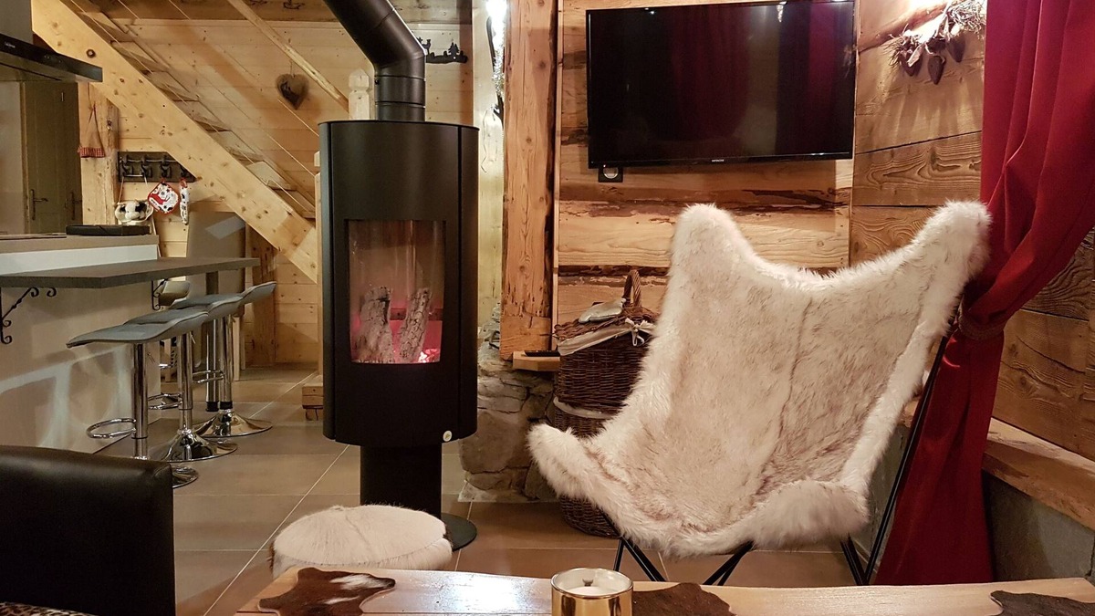 Thones Ski Chalet | Chalet LE BOIS DU ROC with large jacuzzi