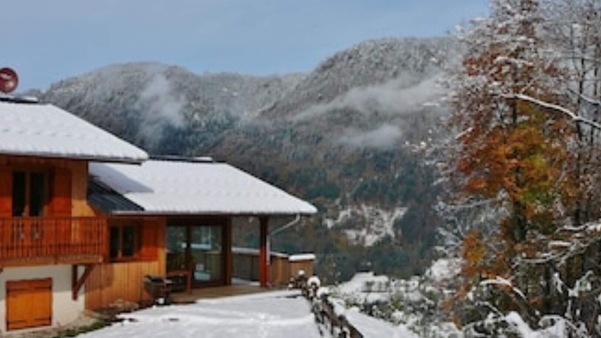 La Riviere-Enverse Ski Chalet | Chalet Le Cochon Noir sleeps 8 self catered big mountain view + logburner FABn