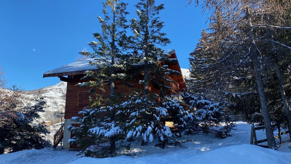 Le Sauze Ski Chalet | Chalet Le Refuge, at the foot of the slopes in Le Sauze.