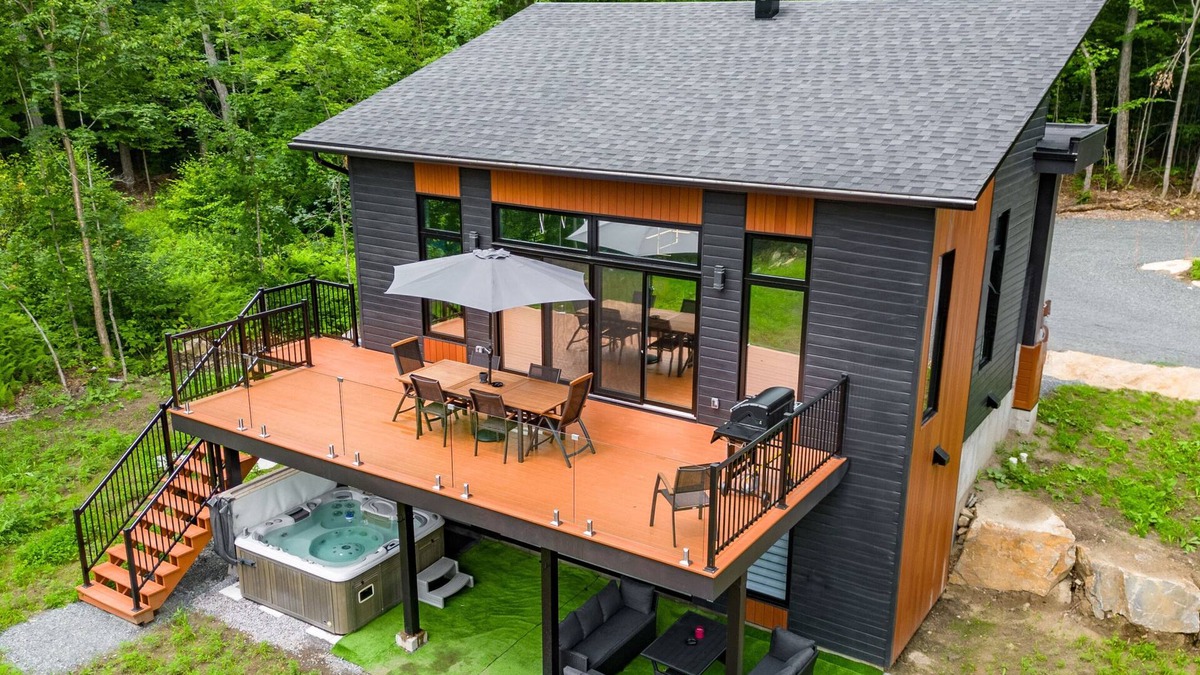 Brownsburg-Chatham Ski Chalet | Chalet Le Valcourt | Spa & BBQ | Fire pit & AC