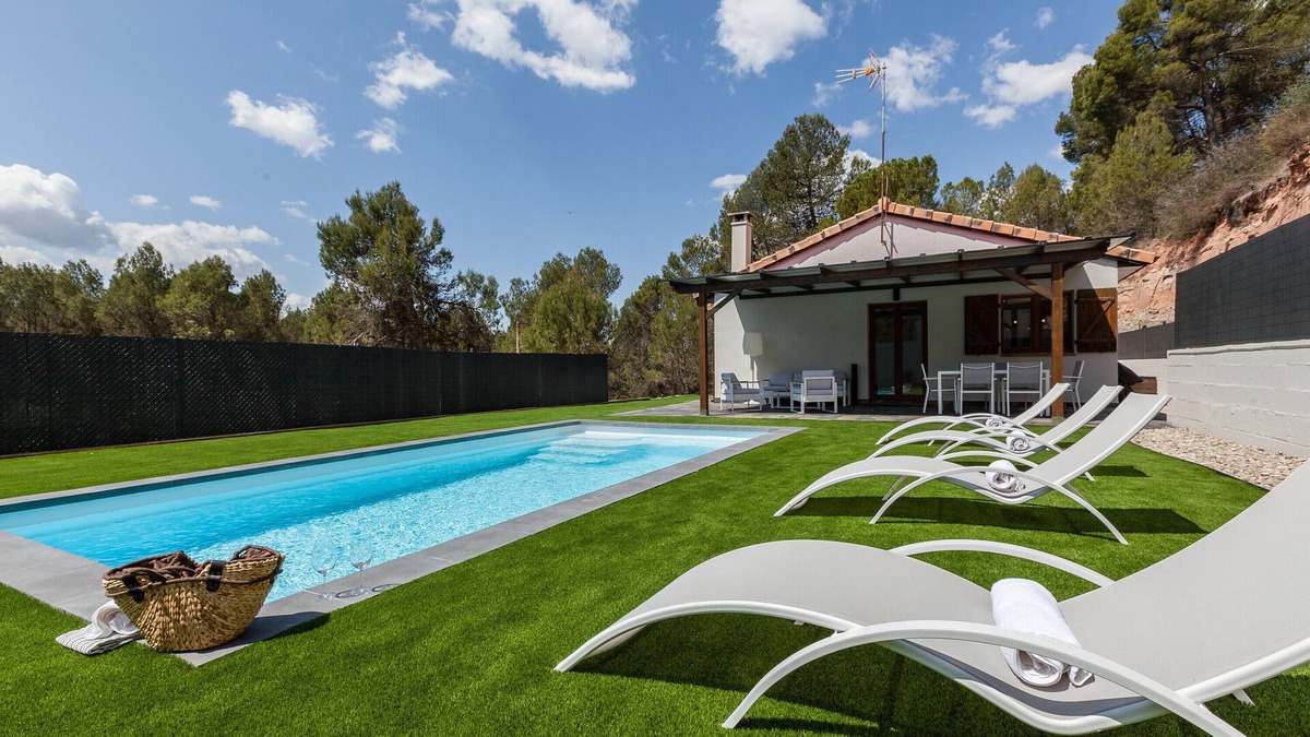 Castellnou de Bages Ski Chalet | Chalet 'Les Roques' with Mountain View, Wi-Fi and Air Conditioning