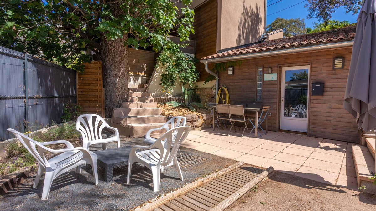 Saint-Raphael Cabin | Chalet 'Les Messugues' with Private Terrace, Wi-Fi and Air Conditioning