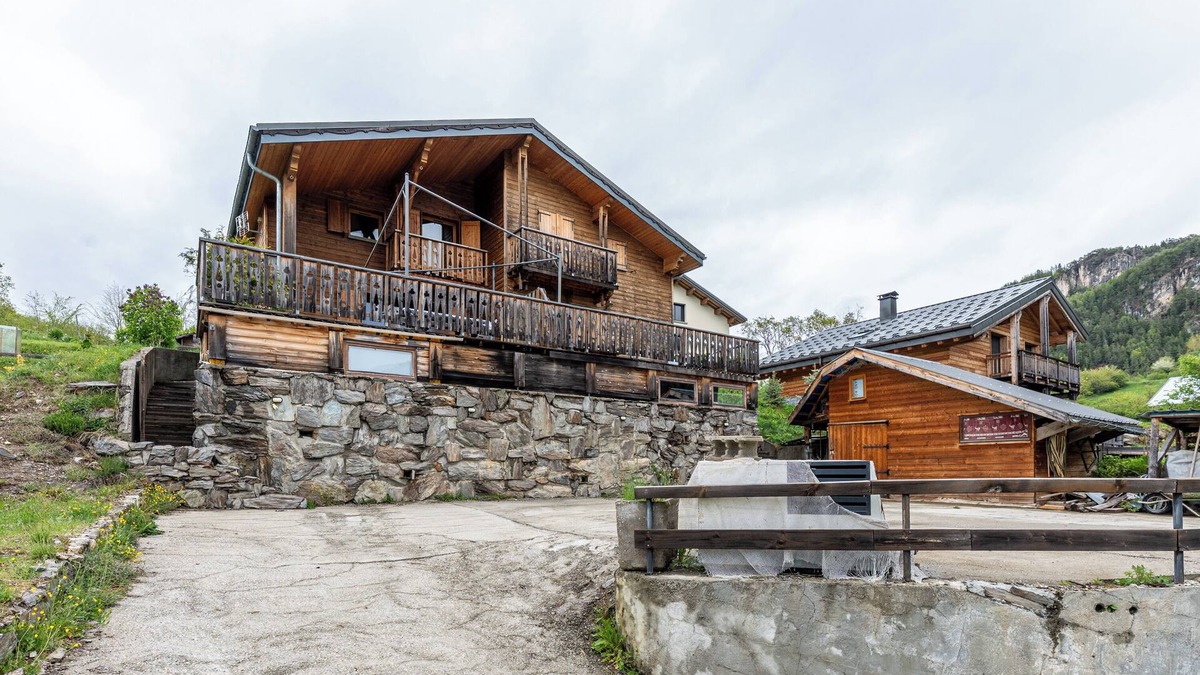 Notre-Dame-du-Pre Ski Chalet | Chalet 'Les Skieurs' with Mountain View, Private Terrace and Wi-Fi