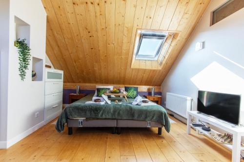 Etiolles House | Chalet Like Upstairs Private Suite