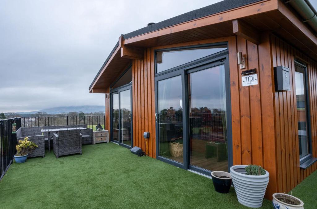 Kinross Ski Chalet | Chalet Loch Leven Lodge 25 East by Interhome
