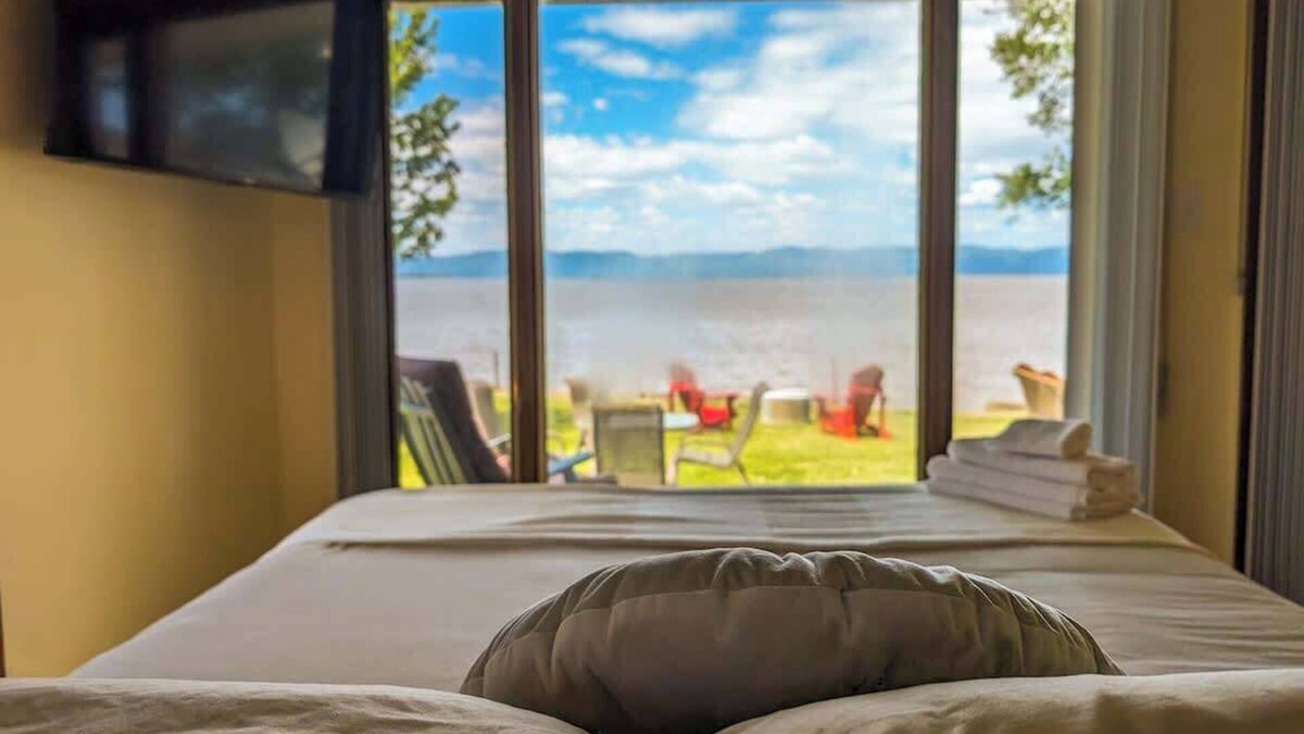 Cap-Saint-Ignace Ski Chalet | Chalet Loft #1 Waterfront with Spa, Fireplace & Wifi