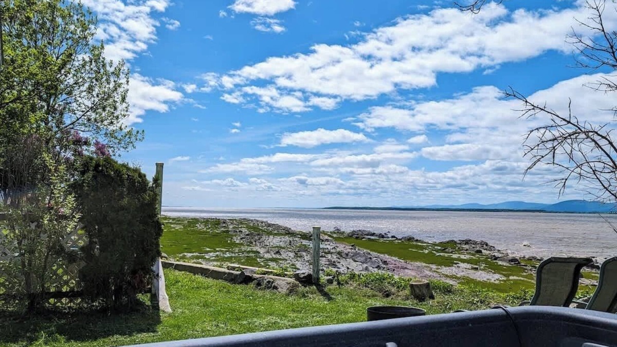 Cap-Saint-Ignace Ski Chalet | Chalet Loft #3 Waterfront with Spa, Fireplace & Wifi