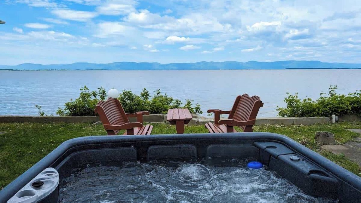 Cap-Saint-Ignace Ski Chalet | Chalet Loft #5 Waterfront with Spa, Fireplace & Wifi