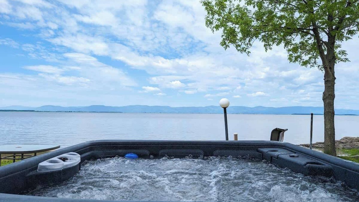 Cap-Saint-Ignace Ski Chalet | Chalet Loft #6 Waterfront with Spa, Fireplace & Wifi