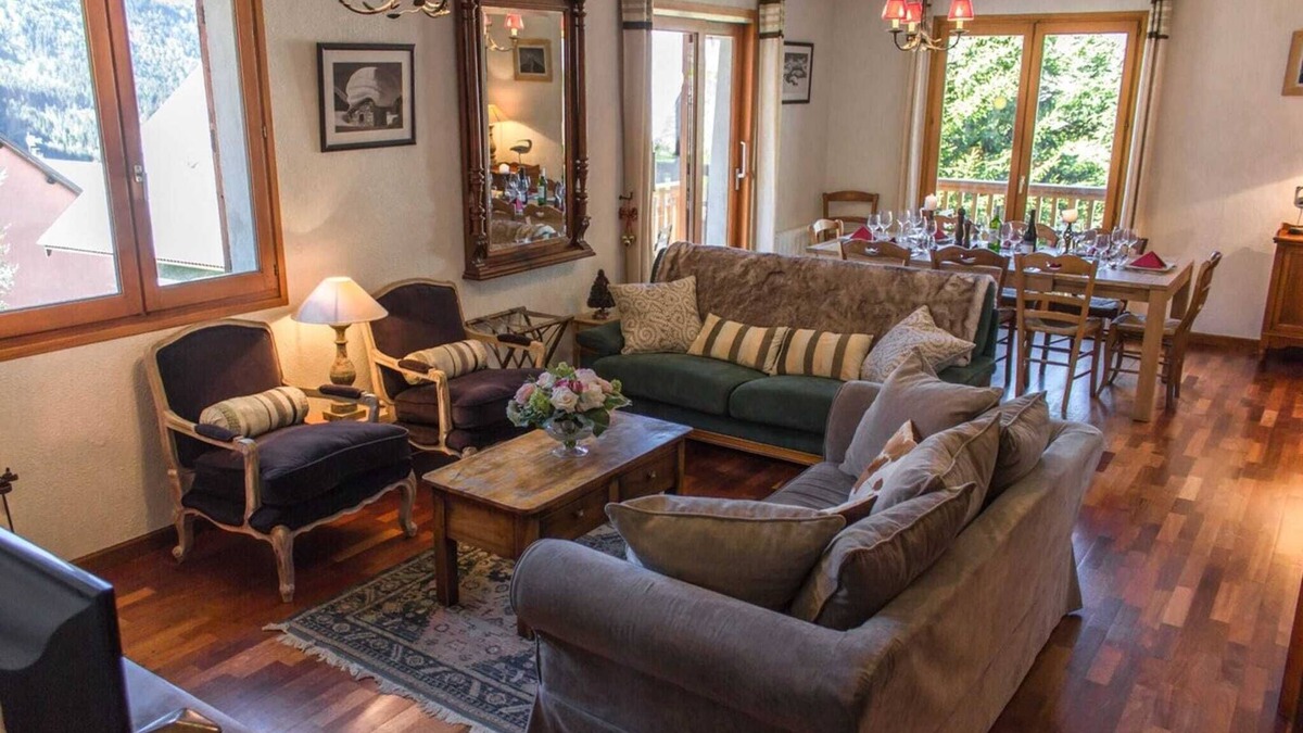 Vaujany Ski Chalet | Chalet Lucette - bijoux style 200m from the piste, by Ski Peak