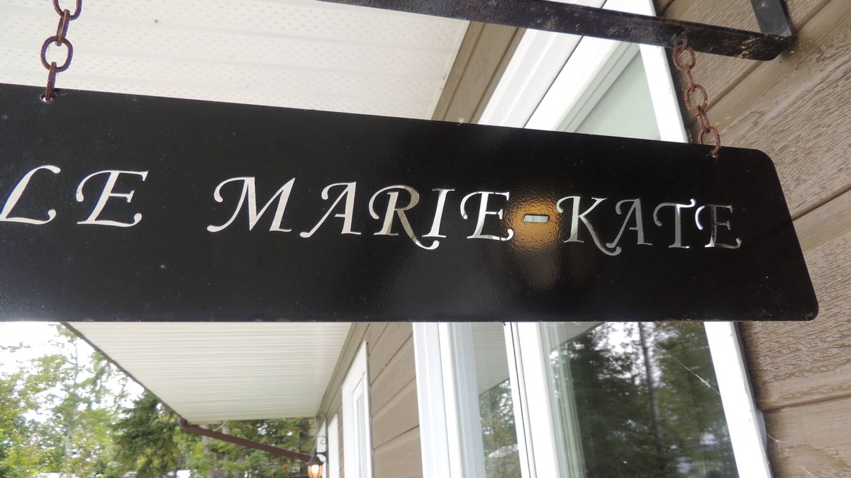 Larouche Ski Chalet | Chalet Marie-Kate on the edge of the Lake