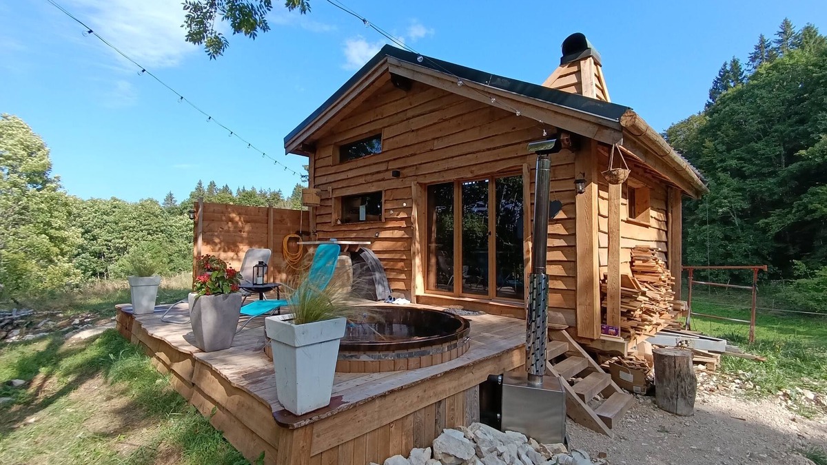 Septmoncel les Molunes Ski Chalet | Chalet Mobile Insolite "licorne" Pleine Nature Bain Nordique et Sauna Privatif