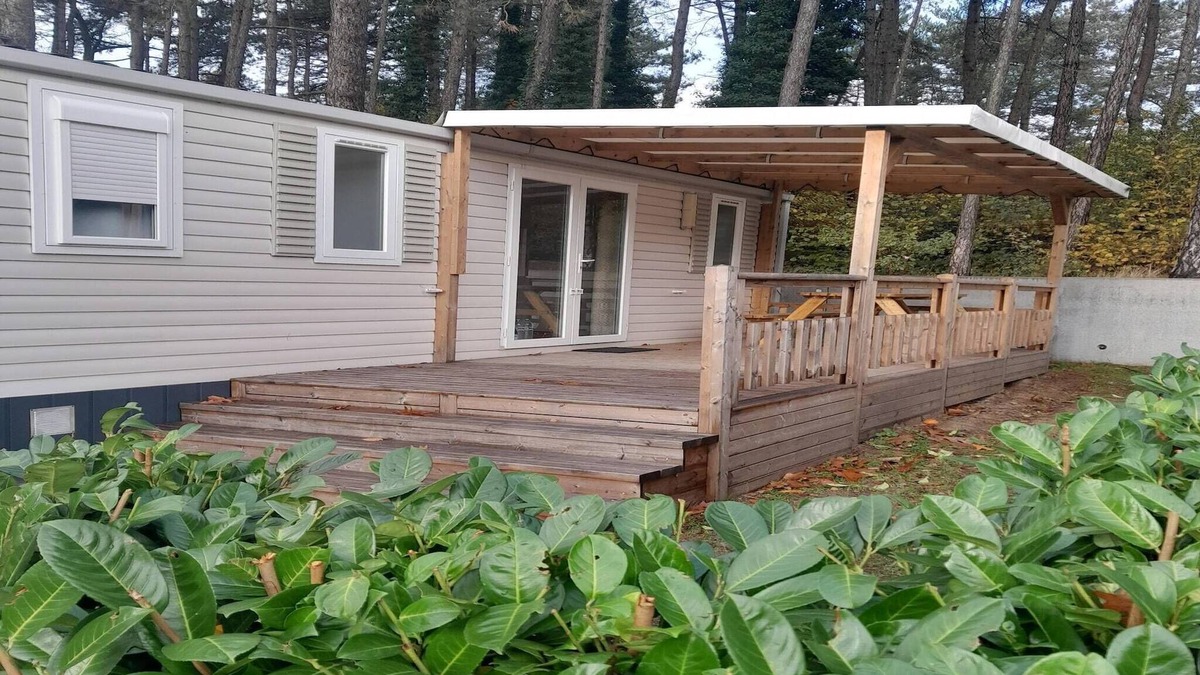 Rijkevorsel Ski Chalet | Chalet near Antwerp with Pool Access