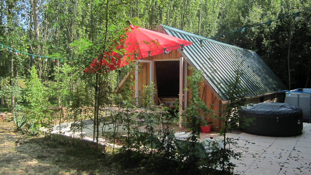 Fosses-et-Baleyssac Ski Chalet | Chalet on the edge of a wood for a nature break! Pets welcome!