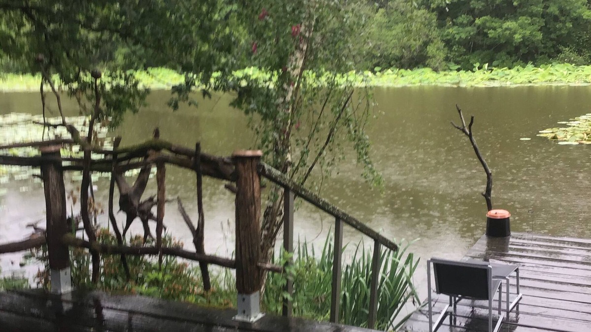 Saint-Yan Ski Chalet | Chalet on the edge of a pond in a site where nature is preserved.fishing, canoes.