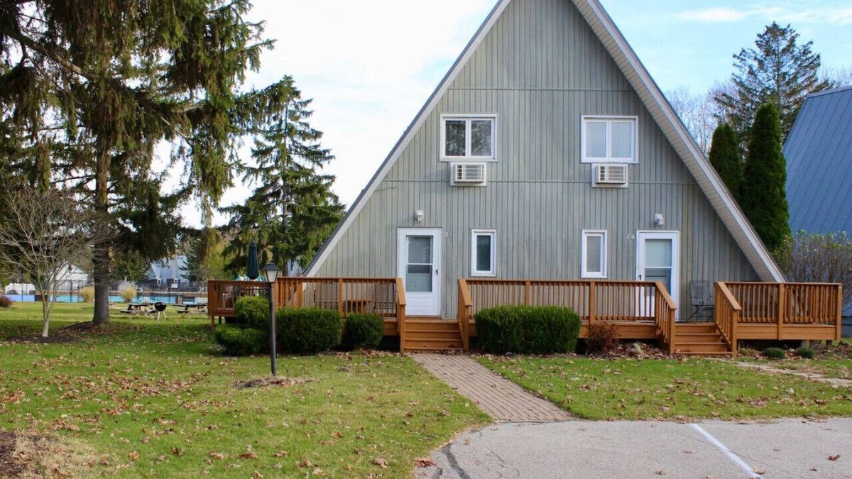 Stevensville House | Chalet on the Lake 73 w/Beach Access, Pools, Sport Courts, Fishing Pond & more!