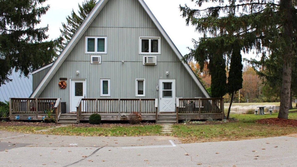 Stevensville House | Chalet on the Lake 98 w/Beach Access, Pools, Sport Courts, Fishing Pond & more!
