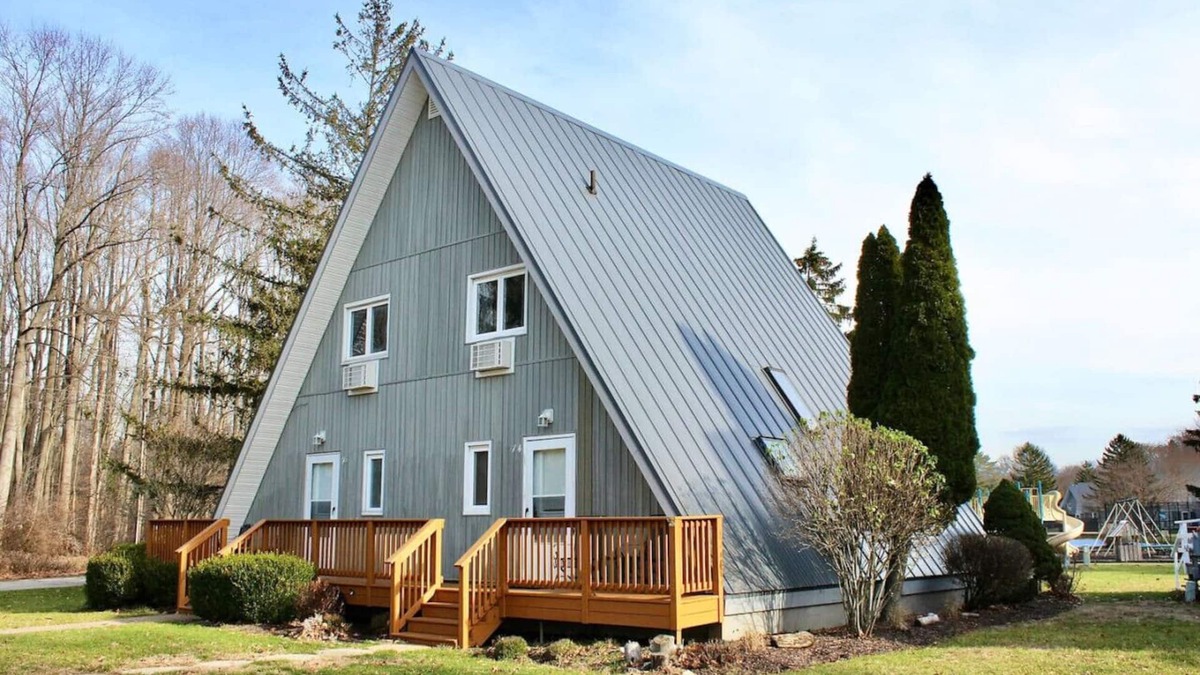 Stevensville House | Chalet on the Lake 74 w/Beach Access, Pools, Sport Courts, Fishing Pond & more!