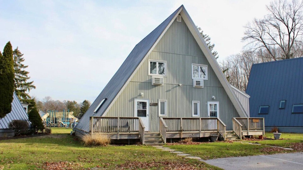 Stevensville House | Chalet on the Lake 75 w/Beach Access, Pools, Sport Courts, Fishing Pond & more!