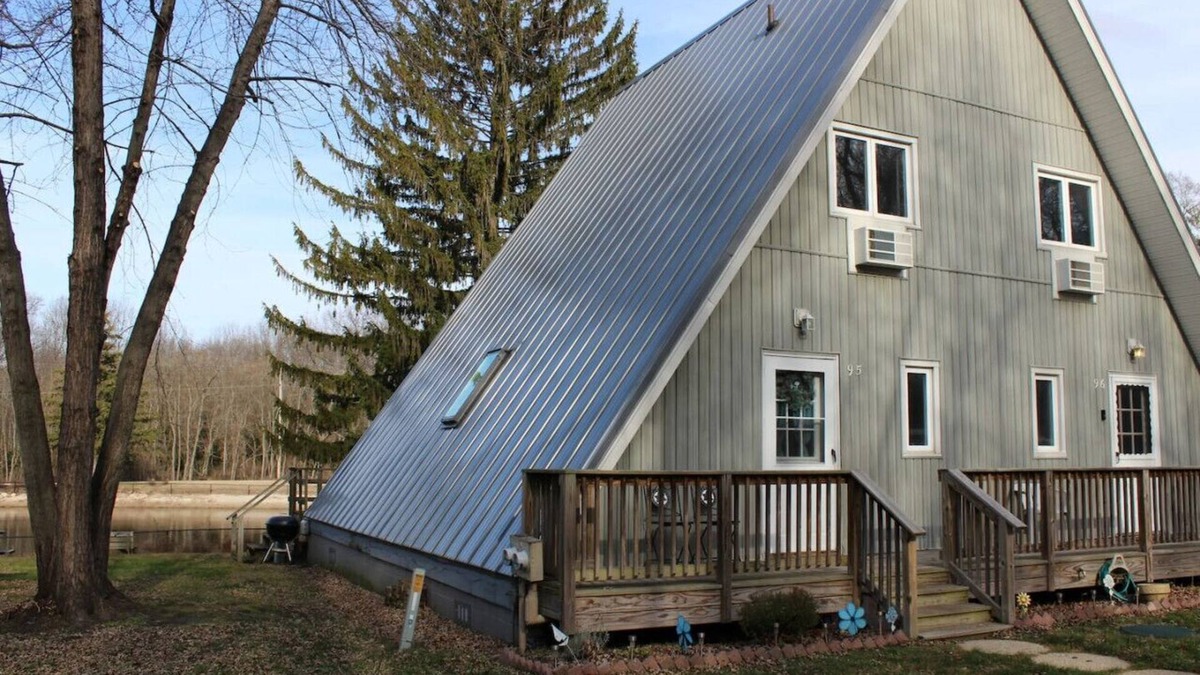 Stevensville House | Chalet on the Lake 95 w/Beach Access, Pools, Sport Courts, Fishing Pond & more!