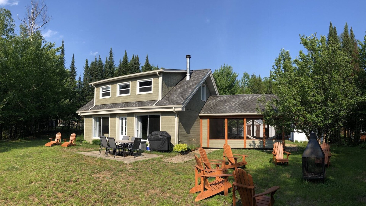 Labelle Ski Chalet | Chalet on the shores of a lake, ideal for families.