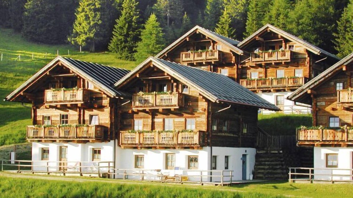 Zettersfeld Ski Resort Apartment | Chalet on Zettersfeld with Dolomite Views