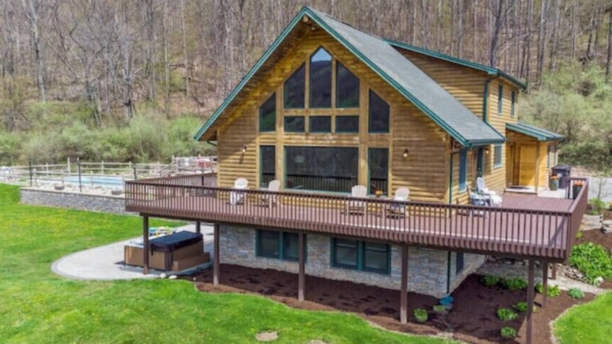 Naples Cabin | Chalet Overlooking Bristol Mountain