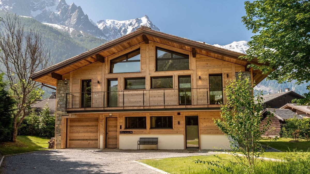 Chamonix-Mont-Blanc Ski Chalet | Chalet Papillon – Detached Chalet in Les Praz - Sleeps 8-10