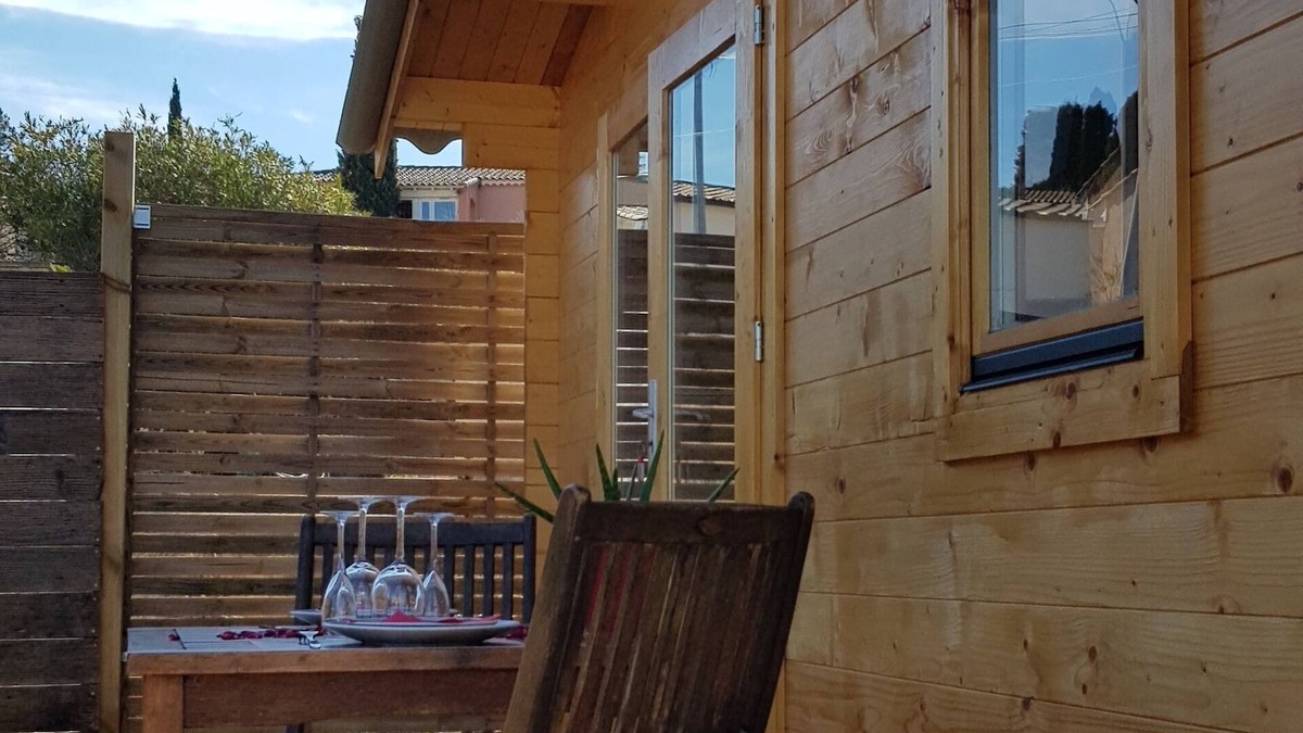 Les Pennes-Mirabeau Cottage | CHALET - PRIVATE JACUZZI