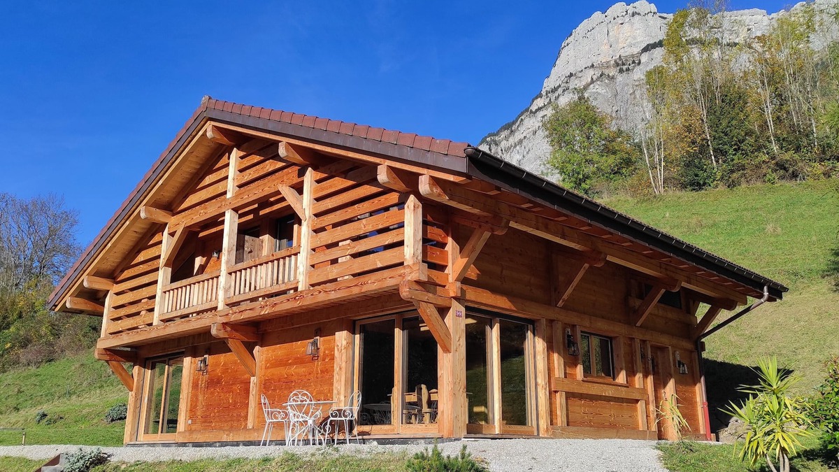 Le Petit-Bornand-les-Glieres Ski Chalet | Chalet Savoyard Neuf, 8 Personnes, Tout Confort au Milieu des Montagnes