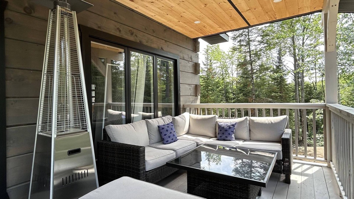 Otter Lake Cottage | Chalet St-Aubin : Luxurious Lakeside Log Home