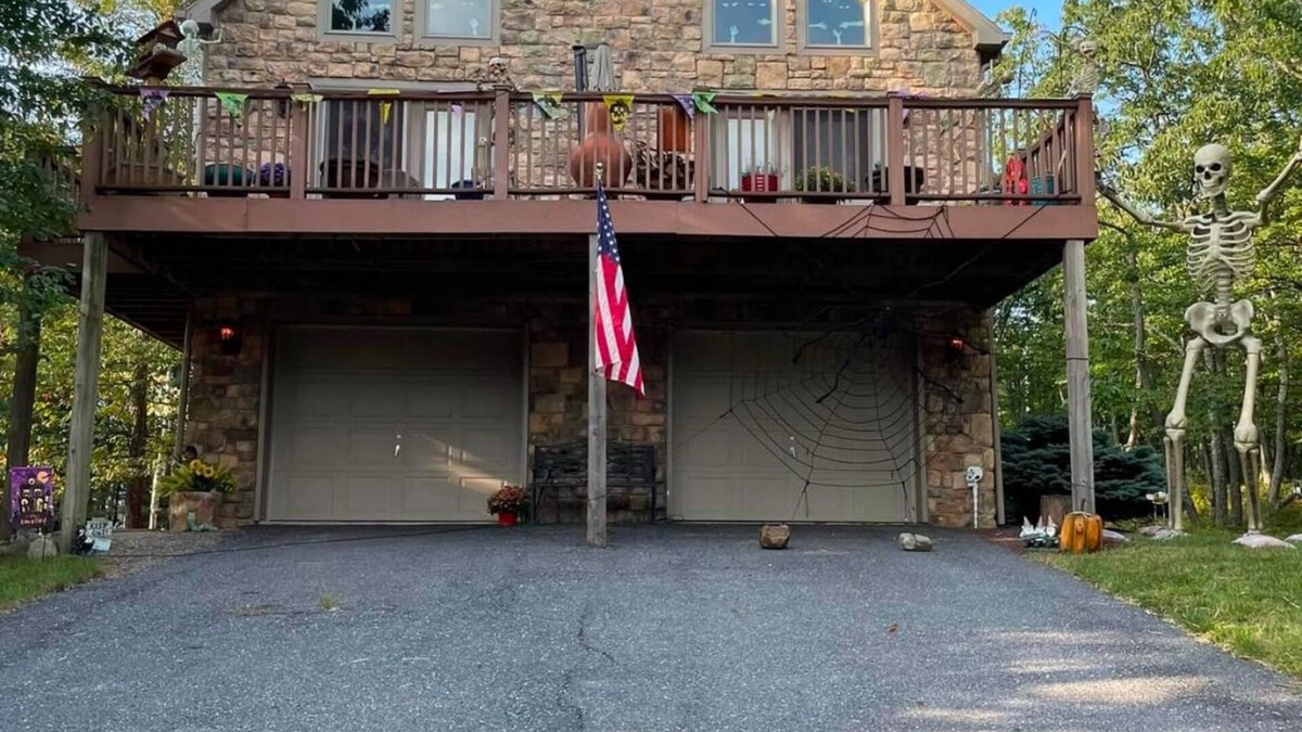 Sybertsville Ski Chalet | Chalet style 3-bedroom with WiFi, AC in tranquil Hazleton.