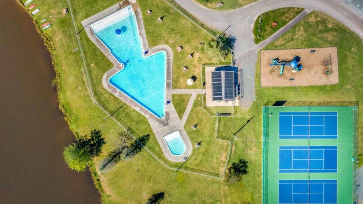 Pocono Lake Apartment | Chalet w/Custom Bar+Fire Pit+Game Room+Sleeps 14