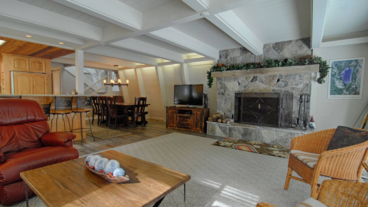 Carnelian Bay Cabin | Chalet w/Large Deck, Ping Pong Table, Spacious Bunk Room "Agate Bay Chalet"