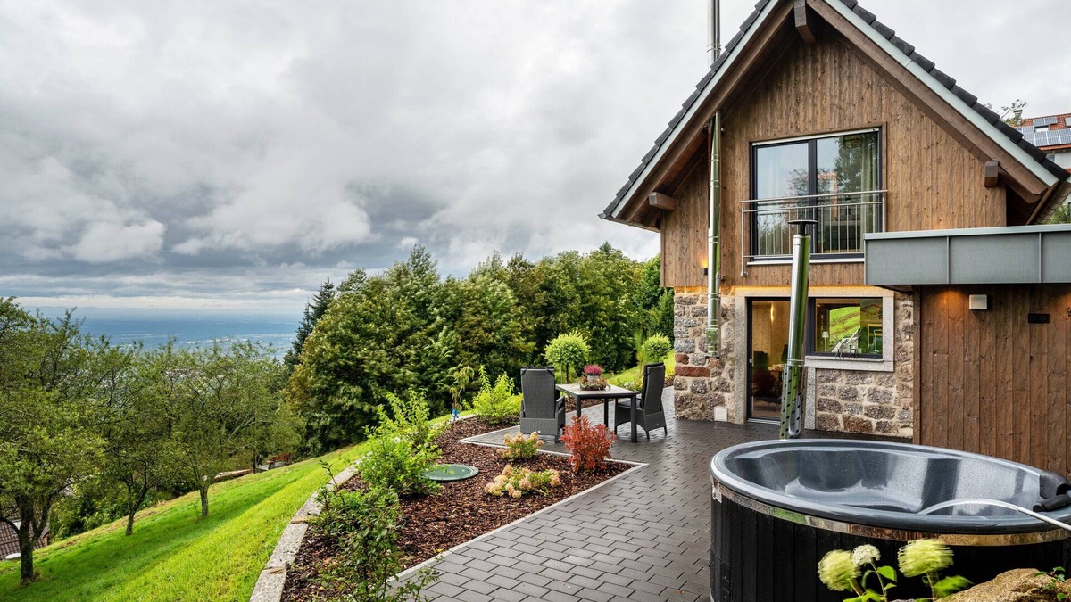 Kappelrodeck Ski Chalet | Chalet 'Waldlux Luxus- Brennhus' with Mountain View, Private Terrace and Wi-Fi