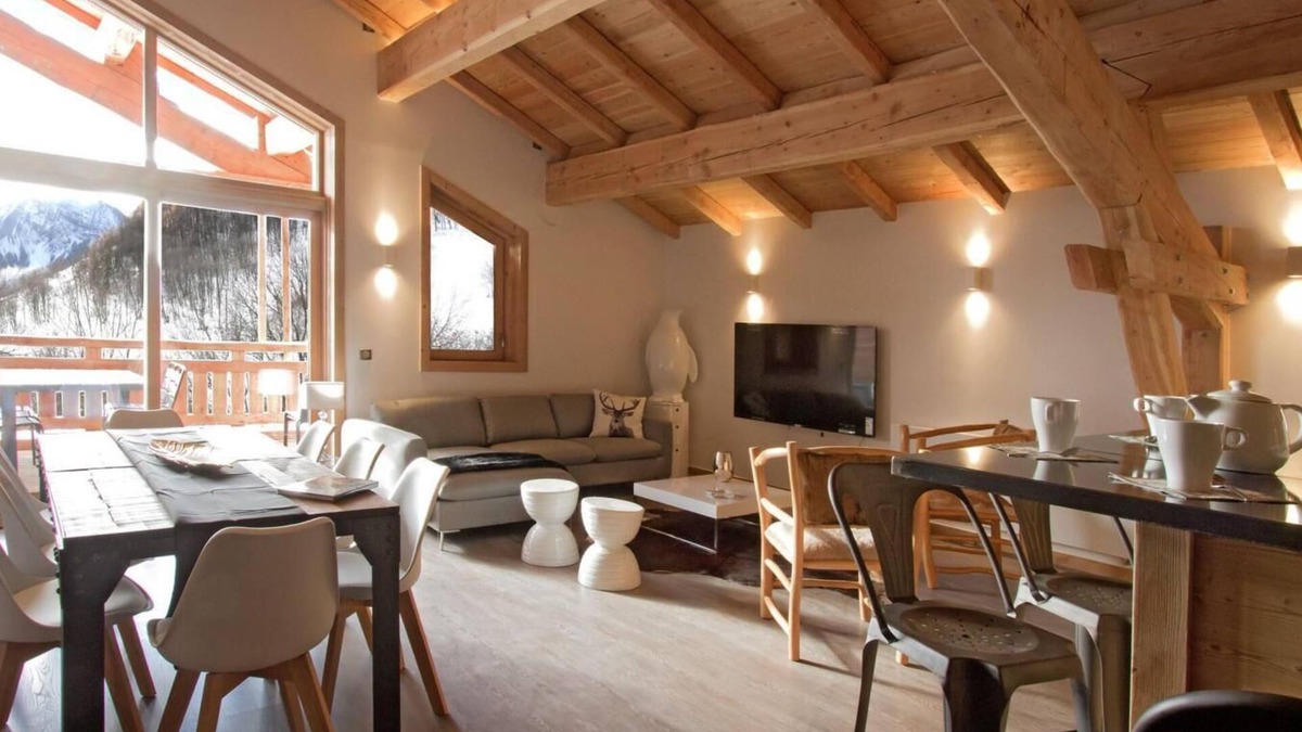 Huez-en-Oisans Ski Chalet | Chalet, wifi, terrace, balcony, parking, tv, ski locker, 145m², Alpe d'Huez