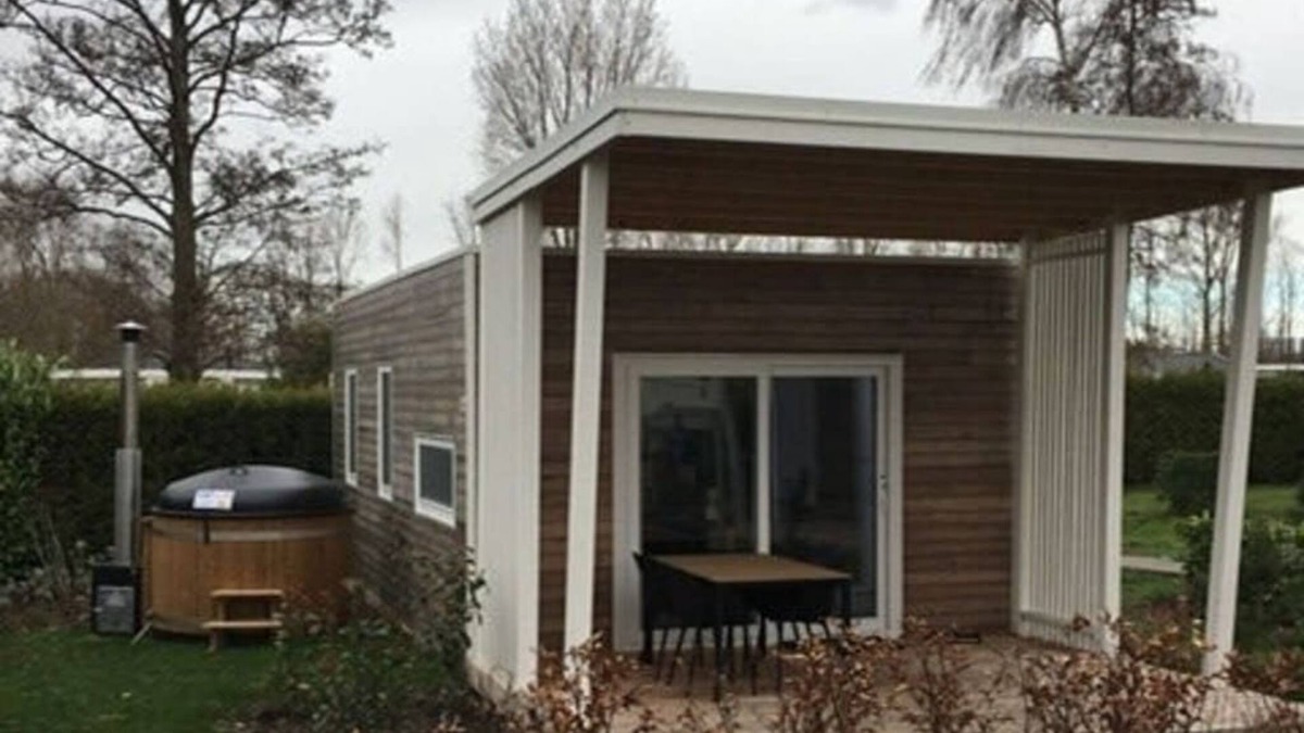 Dordtse Biesbosch Ski Chalet | Chalet with 2 bedrooms, a terrace and a hottub