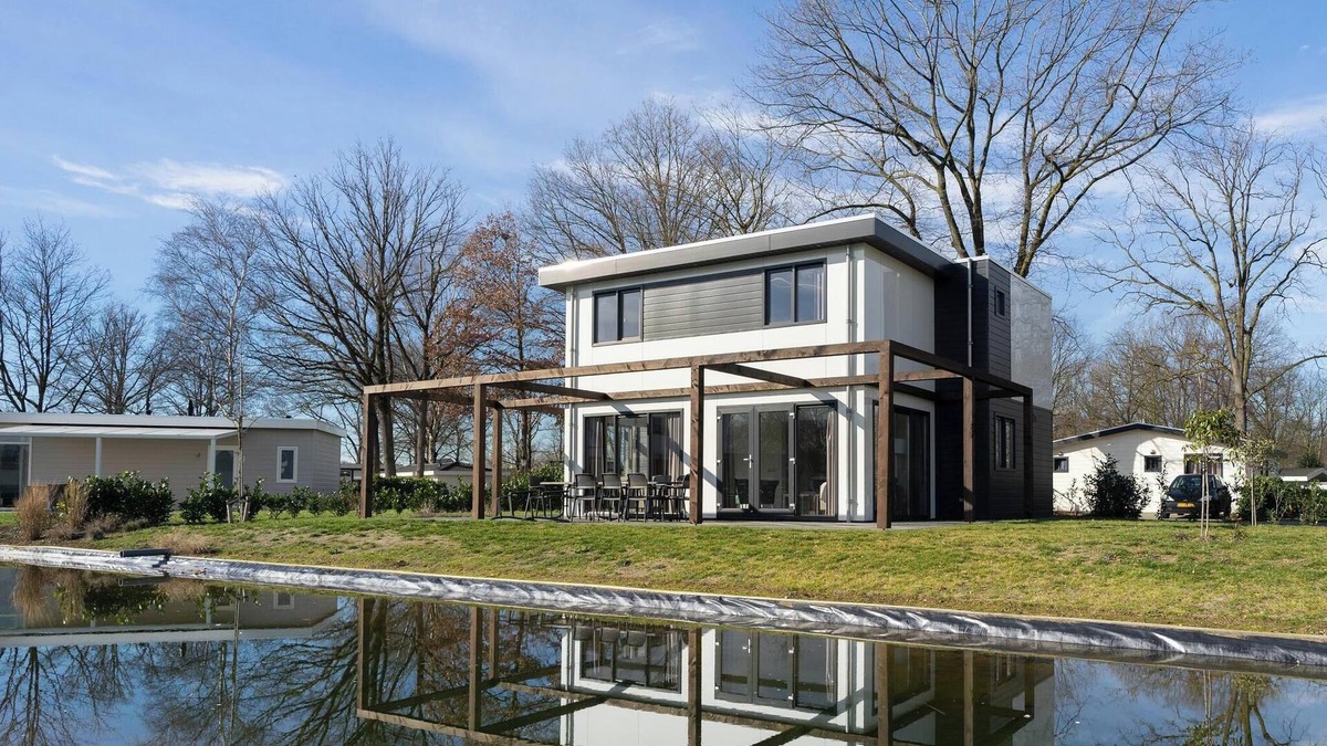 Susteren House | Chalet with 5 bedrooms, 3 bathrooms and a garden