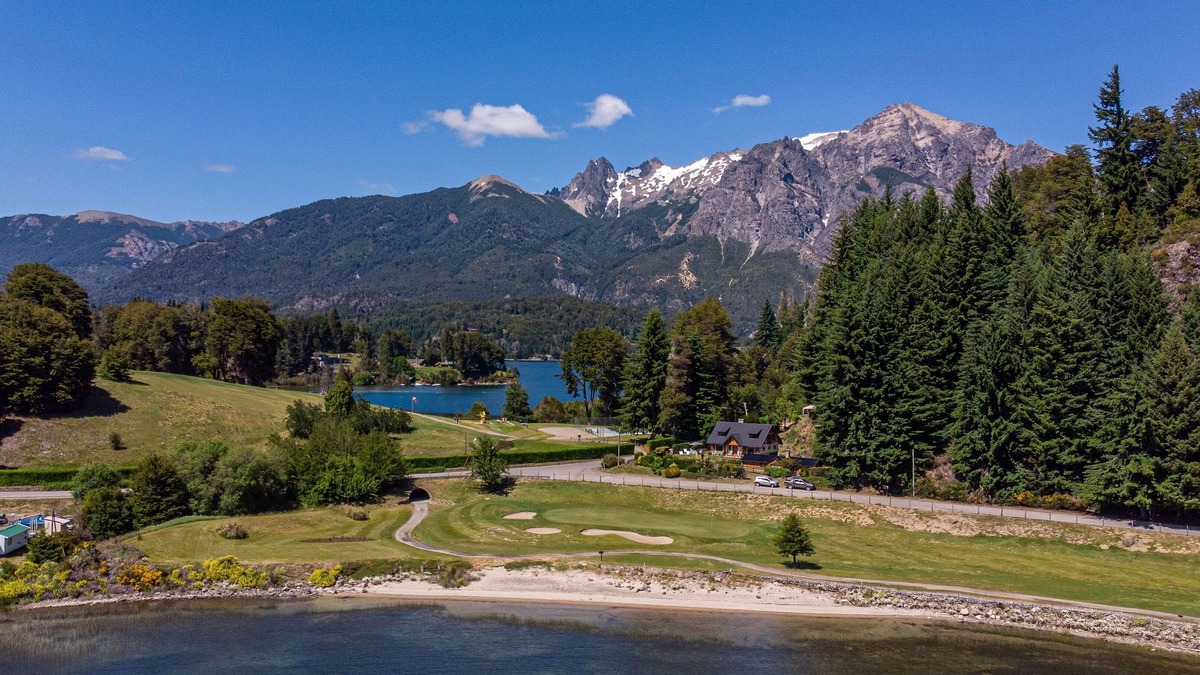 Llao Llao Cottage | Chalet with amazing lake and golf course view! 4 BD 3 Bath