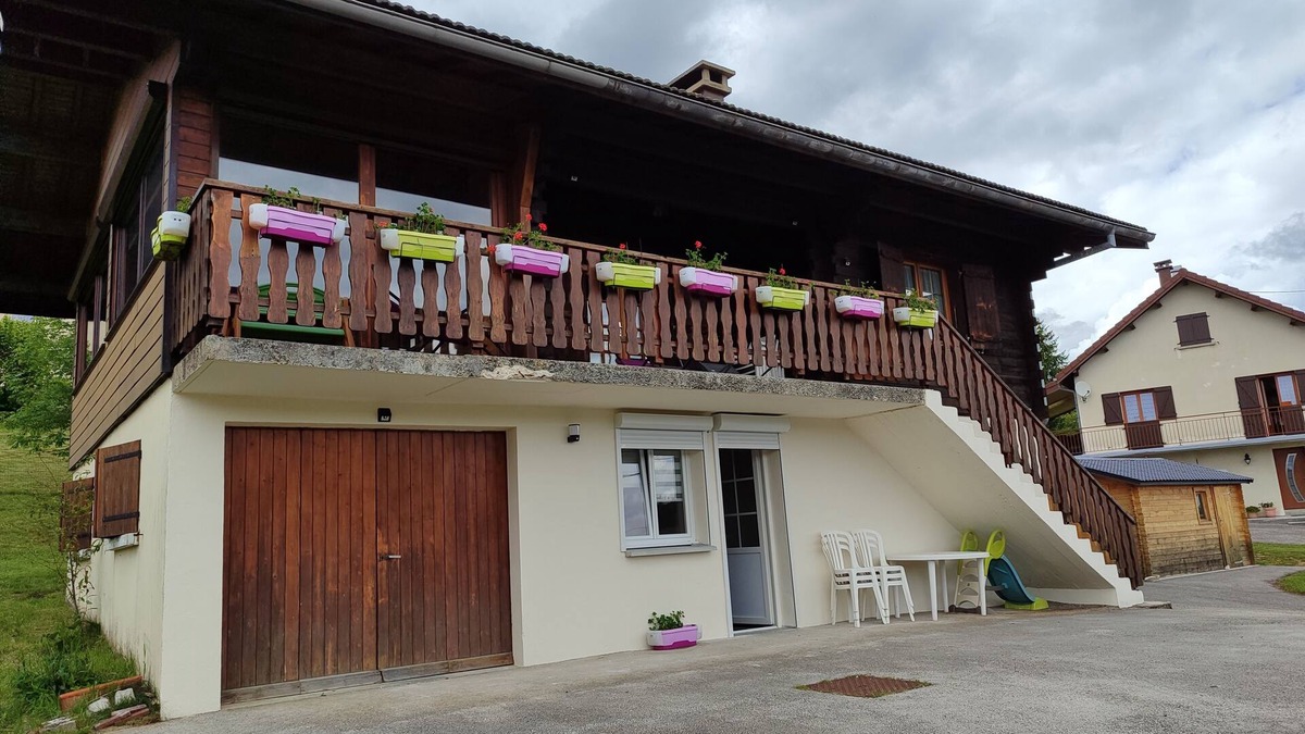 Prenovel Ski Chalet | Chalet with fireplace (wood supplied) sleeps 10 (discount for stays of 3 nights or more)