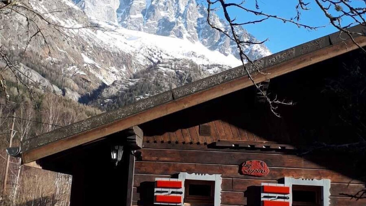 Les Tines Ski Chalet | chalet with garden and parking lot in front of Mont-Blanc