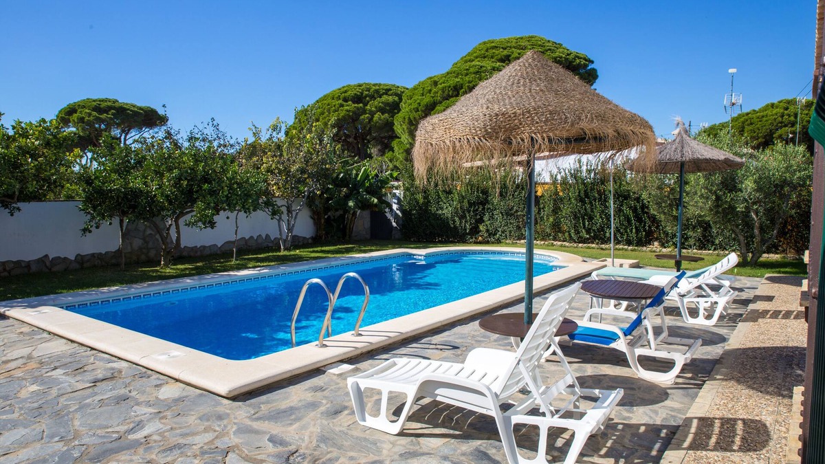 Barrio Nuevo House | CHALET WITH POOL IN CONIL
