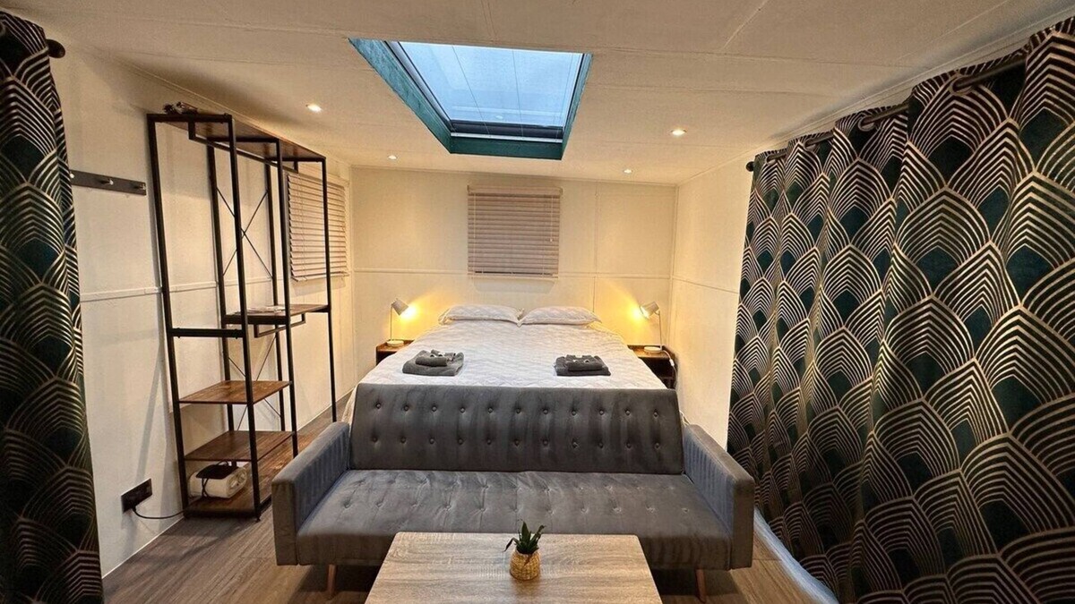 Chackmore House | Chalet with Skylight, Patio,Ensuite + HotTub/Sauna