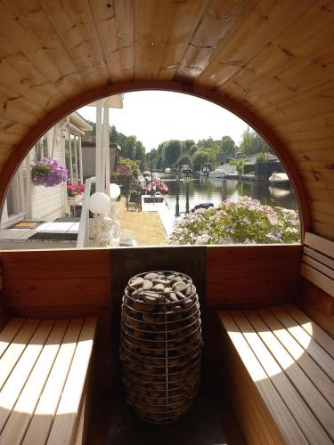 Loosdrecht Ski Chalet | Chalet with waterfront sauna and boat
