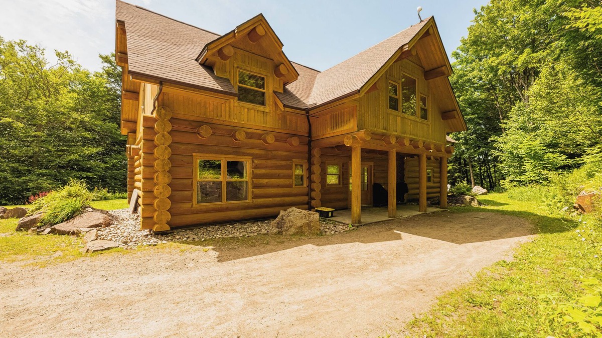Fiddler Lake Resort Ski Chalet | ChaletsOais Luxury lakefront 5 bedroom log home with private hot tub