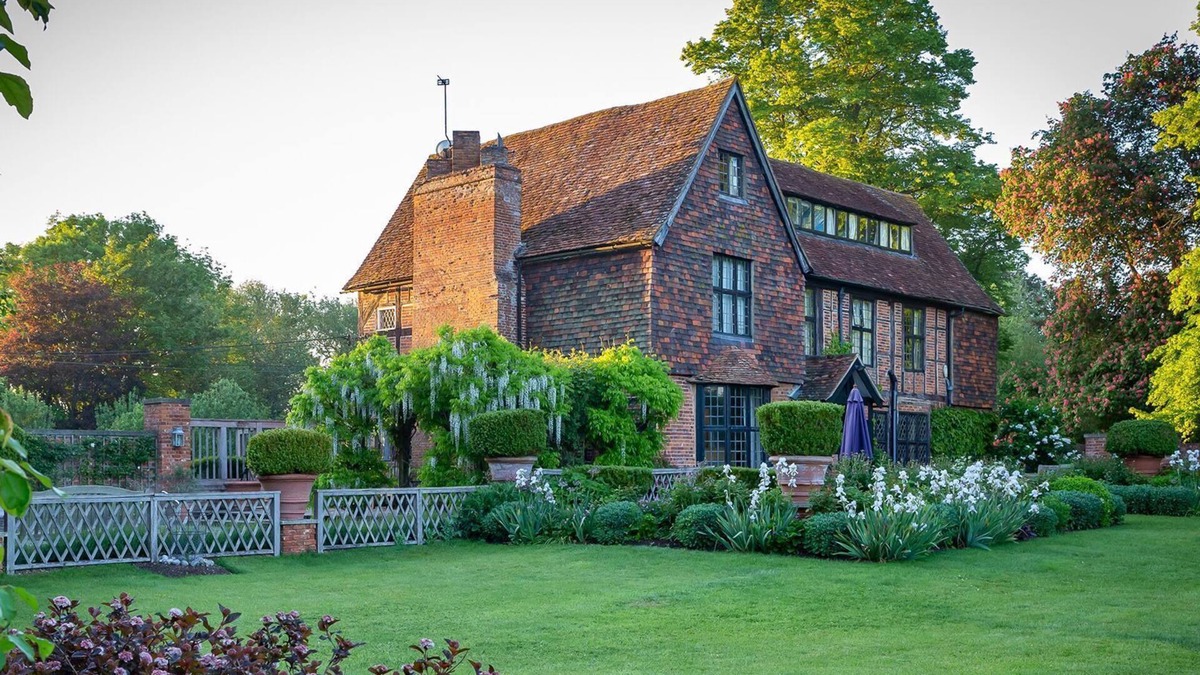 Thame Cottage | Chalford Manor - Swimming pool, tennis court, near pub