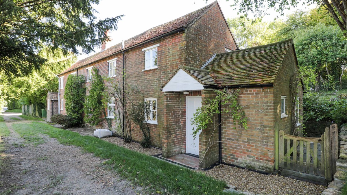 Didcot Cottage | CHALKPIT COTTAGE, pet friendly, with open fire in Blewbury