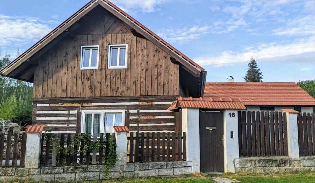 Dolni Bousov House | Chalupa u rybníka Střehom